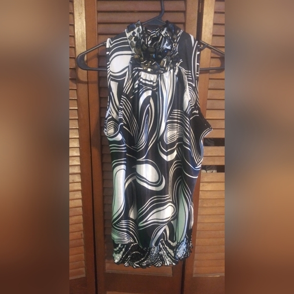 Womens Size Medium Chic Black and White Swirl Sleeveless Tunic With Tied Back. - Picture 9 of 9